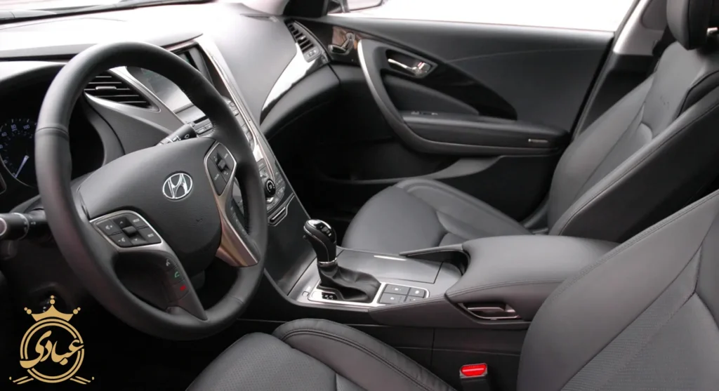 برخی مدلهای وارداتی هیوندای آزرا به سیستم حافظه راننده (Driver Position Memory System) مجهز هستند. این سیستم موقعیت صندلی، آینههای جانبی و حتی فرمان برقی را ذخیره کرده و تنها با فشردن یک دکمه، آن را به حالت مورد نظر بازمیگرداند.