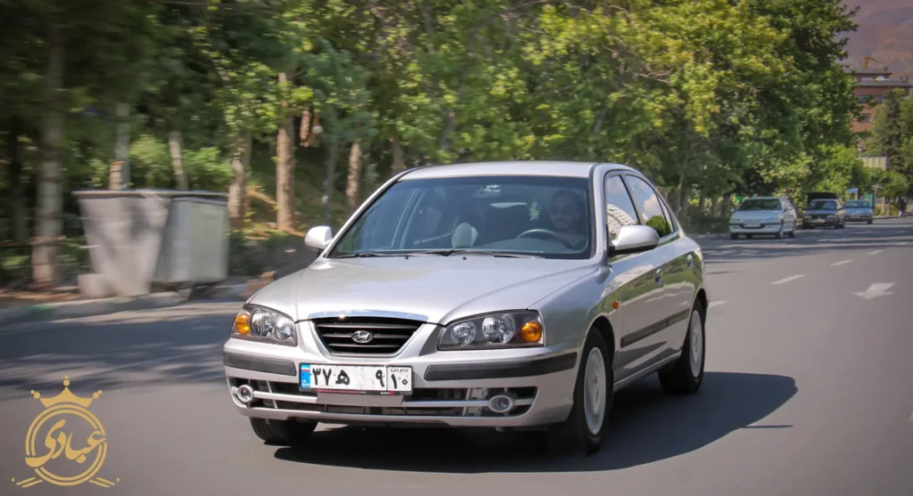 آوانته در حقیقت نسل سوم هیوندای الانترا (Elantra XD) است. این خودرو در ایران با نام آوانته شناخته شد و از سال ۱۳۸۴ تا حدود ۱۳۹۰ تولید آن توسط کرمانموتور ادامه داشت. آوانته نسبت به ورنا کلاس بالاتری دارد و با موتور ۲.۰ لیتری، فضای جادارتر، سواری نرمتر و امکانات رفاهی بیشتر، گزینهای جذابتر برای رانندگانی است که خواهان راحتی و کیفیت بالاترند.
